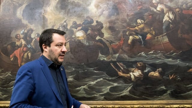 Italiens Innenminister Matteo Salvini nimmt in Rom an einer Pressekonferenz zu den Regionalwahlen in den Abruzzen teil. Italiens Innenminister Matteo Salvini nimmt in Rom an einer Pressekonferenz zu den Regionalwahlen in den Abruzzen teil.