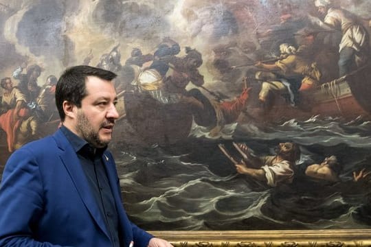 Italiens Innenminister Matteo Salvini nimmt in Rom an einer Pressekonferenz zu den Regionalwahlen in den Abruzzen teil.