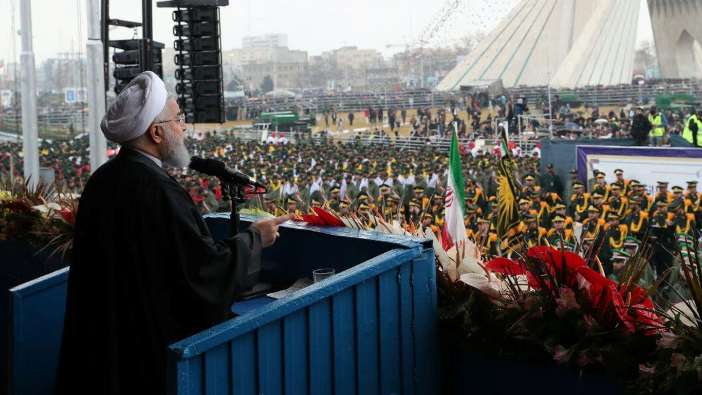 Irans Präsident Hassan Rouhani spricht zum 40. Jahrestag der Revolution.