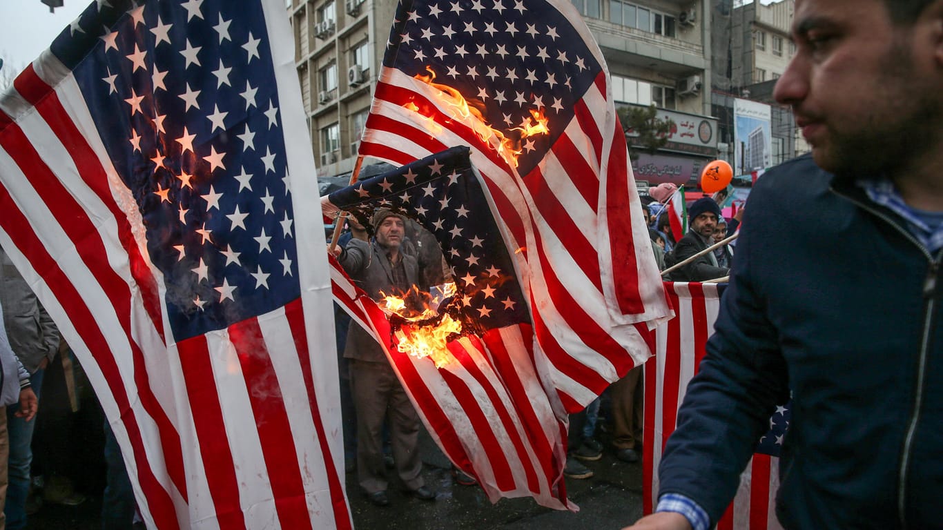 Iraner verbrennen US-Flaggen während den Feierlichkeiten zum 40. Jahrestag der Revolution.
