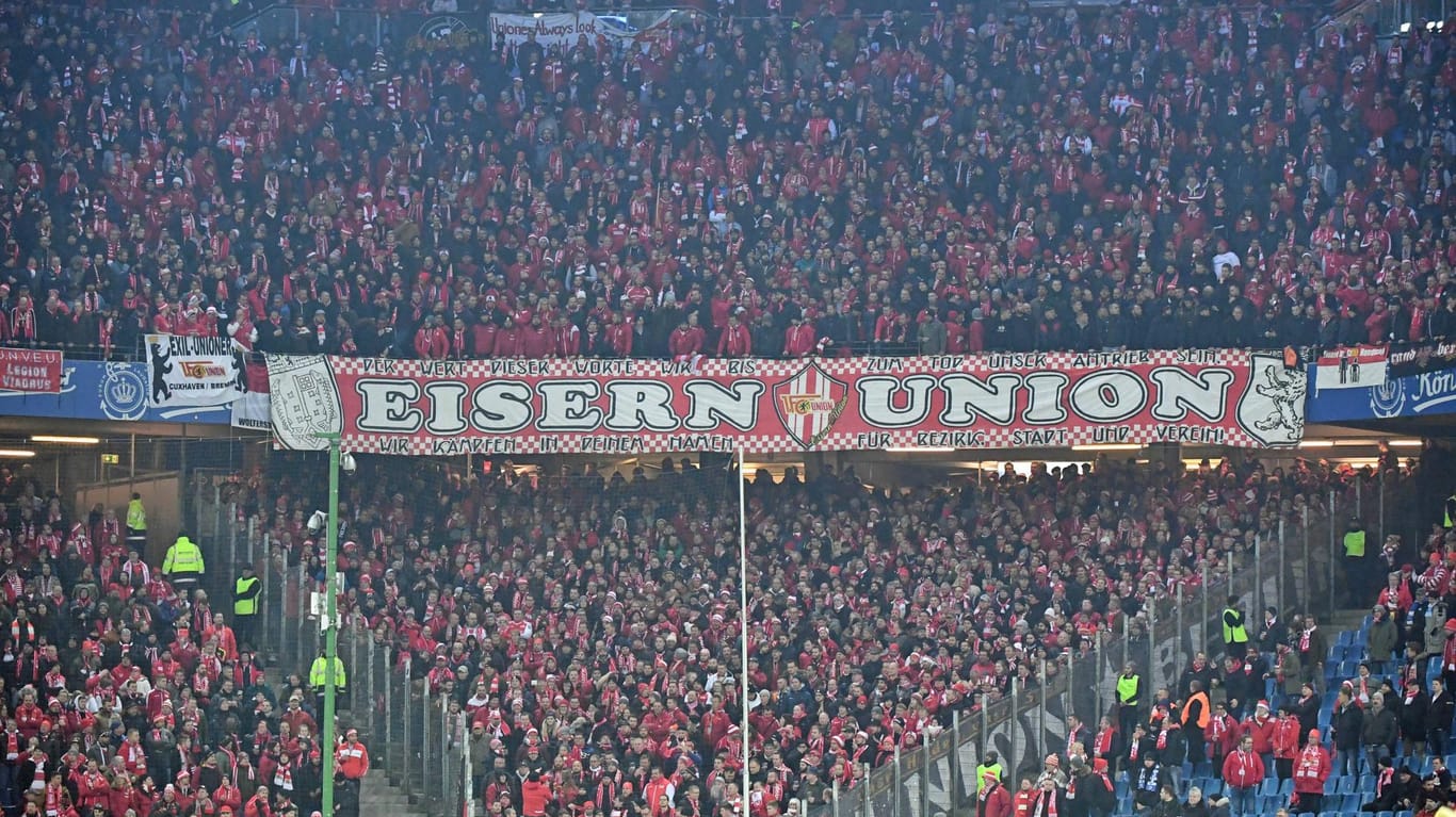 Fans von Union Berlin bei einem Auswärtsspiel (Symbolbild): Ein Anhänger des Zweitligisten kam nach einer Messerattacke ums Leben.