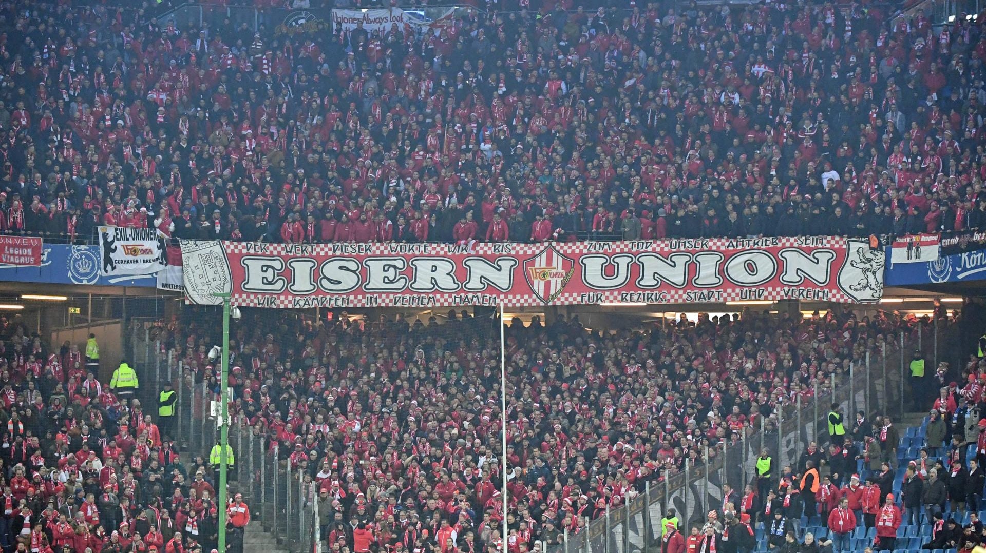 Fans von Union Berlin bei einem Auswärtsspiel (Symbolbild): Ein Anhänger des Zweitligisten kam nach einer Messerattacke ums Leben. Fans von Union Berlin bei einem Auswärtsspiel (Symbolbild): Ein Anhänger des Zweitligisten kam nach einer Messerattacke ums Leben.