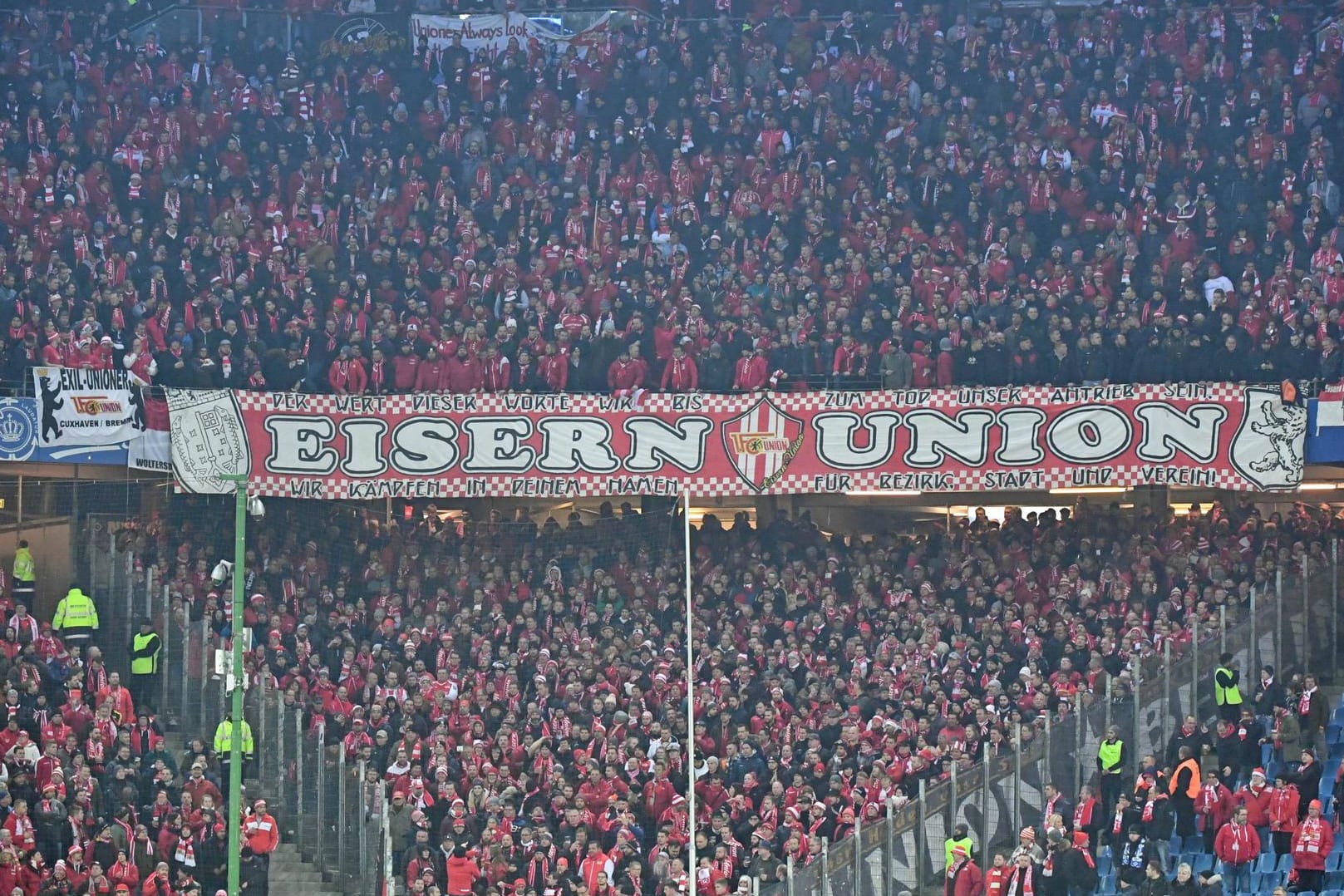 Fans von Union Berlin bei einem Auswärtsspiel (Symbolbild): Ein Anhänger des Zweitligisten kam nach einer Messerattacke ums Leben.