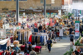 Old Spitalfields Market: Der Markt befindet sich in einem viktorianischen Backsteingebäude und bietet neben Luxusprodukten auch Secondhand-Mode an.