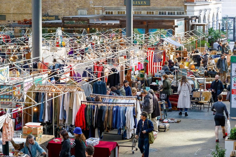 Old Spitalfields Market: Der Markt befindet sich in einem viktorianischen Backsteingebäude und bietet neben Luxusprodukten auch Secondhand-Mode an.