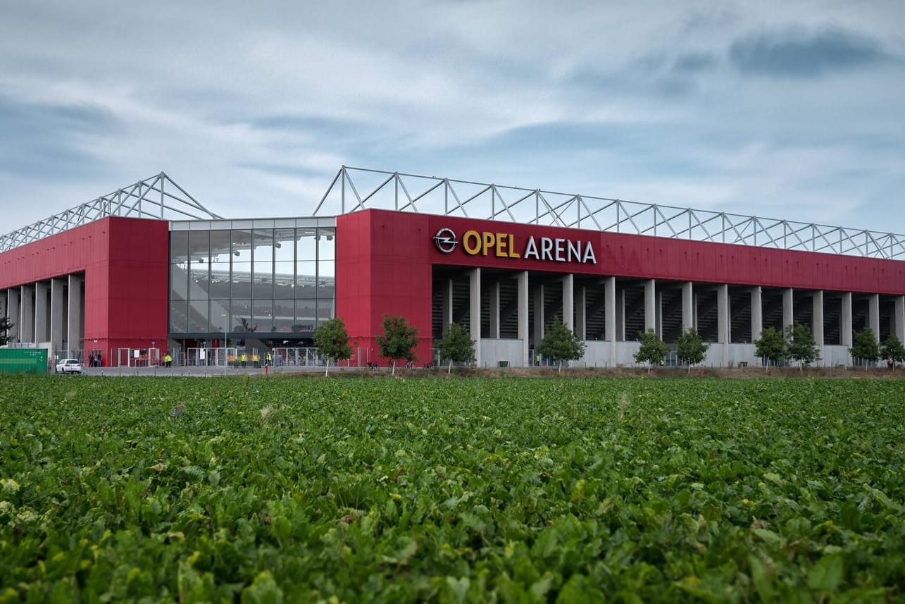 Rettung nach Herzinfarkt: Ein Unbekannter half am Samstag einem Mitarbeiter des Ordnungsdienstes an der Opel Arena in Mainz.