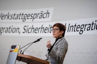 Annegret Kramp-Karrenbauer: Das Werkstattgespräch hat der CDU-Chefin einen deutlichen Auftrag erteilt: Härte.