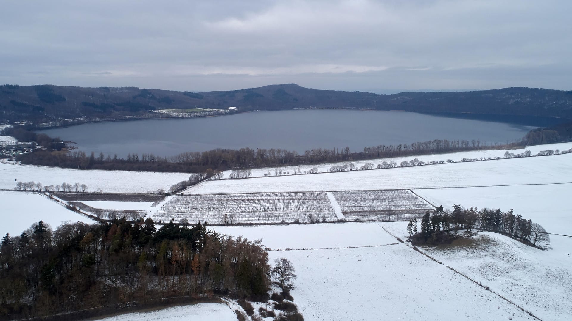 Unter dem Laacher See in der Eifel brodelt ein Vulkan: In der Region kommt es auch immer zu schwachen Erdbeben.