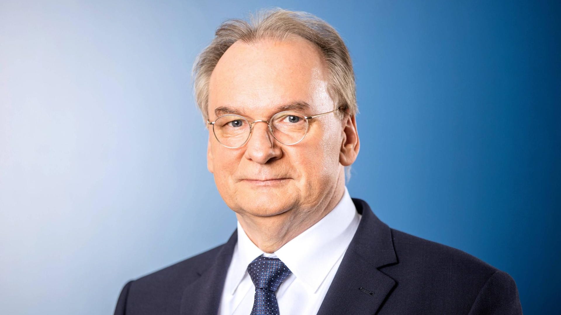Reiner Haseloff (CDU): Der Ministerpräsident von Sachsen Anhalt hat sich erfolgreich an den Stimmbändern operieren lassen. Reiner Haseloff (CDU): Der Ministerpräsident von Sachsen Anhalt hat sich erfolgreich an den Stimmbändern operieren lassen.