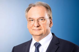 Reiner Haseloff (CDU): Der Ministerpräsident von Sachsen Anhalt hat sich erfolgreich an den Stimmbändern operieren lassen.