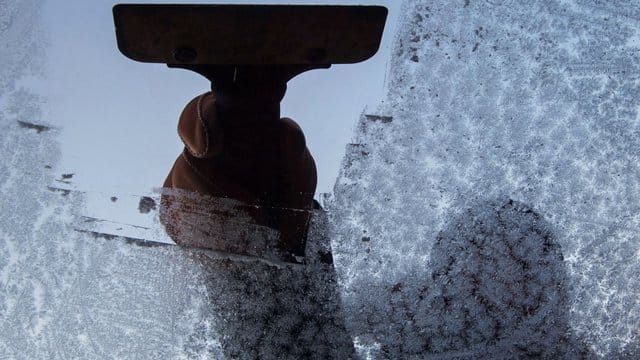 Die Autoscheiben wieder eisfrei zu bekommen, kann sehr mühsam sein. Die Autoscheiben wieder eisfrei zu bekommen, kann sehr mühsam sein.