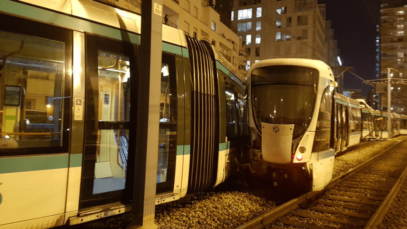 Zwei verunglückte Straßenbahnen: In einem Vorort von Paris ist es zu einem Zusammenstoß von zwei Bahnen gekommen.