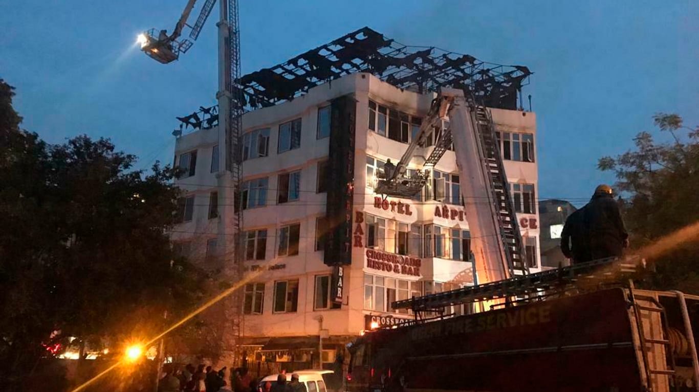 Feuerwehrleute im Einsatz beim Brand im Hotel Arpit Palace: Medienberichten zufolge sind unter den Toten auch eine Mutter und ihr Kind.