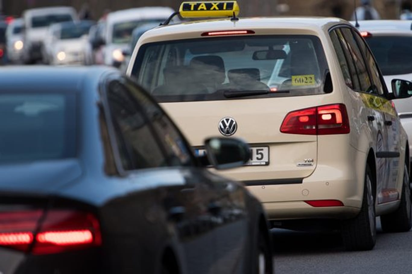 Autos stauen sich auf einer Straße: Der Verkehrsdatenanbieter Inrix hat eine Studie zu Auswirkungen von Verkehrsstaus vorgestellt.