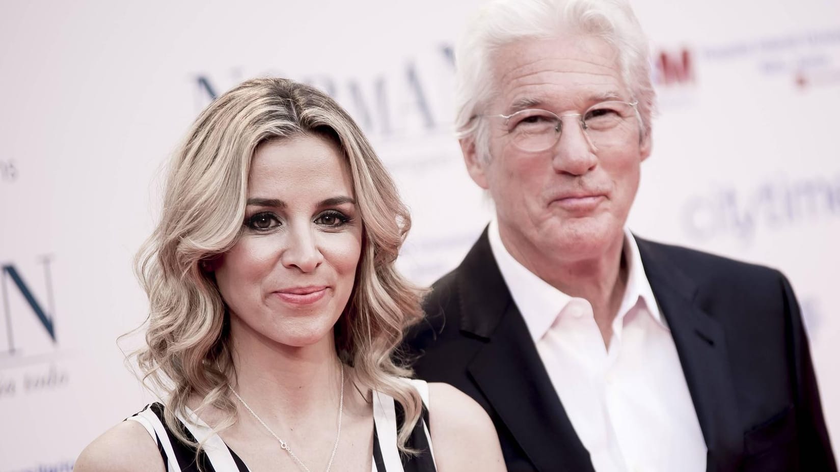 Alejandra und Richard Gere: Die beiden freuen sich über die Geburt ihres ersten gemeinsamen Kindes.