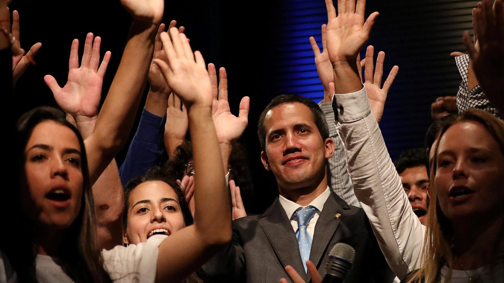 Juan Guaidó zwischen seinen Unterstützern: Für Dienstag hat der selbsternannte Interimspräsident zu Protesten aufgerufen. Juan Guaidó zwischen seinen Unterstützern: Für Dienstag hat der selbsternannte Interimspräsident zu Protesten aufgerufen.
