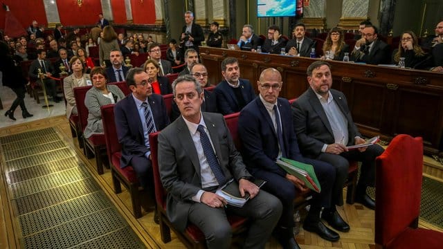 Zwölf Anführer der Unabhängigkeitsbewegung sitzen auf der Anklagebank in Madrid. Zwölf Anführer der Unabhängigkeitsbewegung sitzen auf der Anklagebank in Madrid.