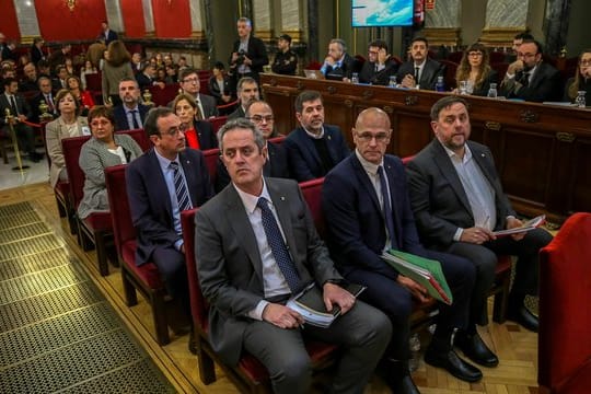 Zwölf Anführer der Unabhängigkeitsbewegung sitzen auf der Anklagebank in Madrid.