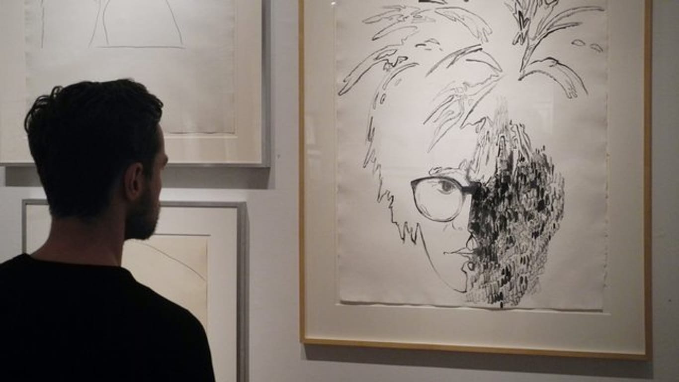 Ein Selbstporträt von Andy Warhol in der Ausstellung "By Hand" in der New York Academy of Art.