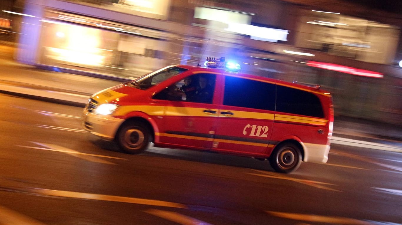 Ein Feuerwehrfahrzeug: Der gerettete Mann und ein 19-jähriger Helfer kamen mit Rauchvergiftungen ins Krankenhaus. (Symbolbild)