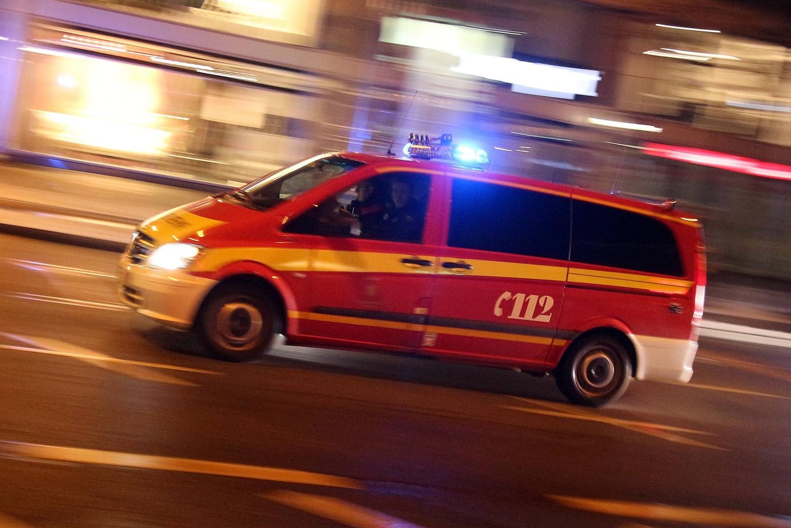 Ein Feuerwehrfahrzeug: Der gerettete Mann und ein 19-jähriger Helfer kamen mit Rauchvergiftungen ins Krankenhaus. (Symbolbild)