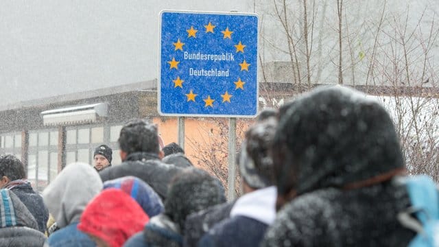 Flüchtlinge an der deutsch-österreichischen Grenze nahe Wegscheid im Herbst 2015.