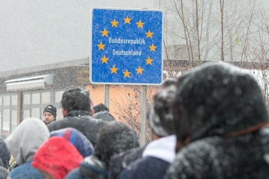 Flüchtlinge an der deutsch-österreichischen Grenze nahe Wegscheid im Herbst 2015.