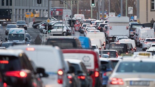 Dicht an dicht stehen Fahrzeuge auf der Gertraudenstraße in Berlin-Mitte.