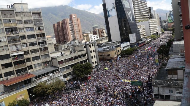 Massendemonstration in der venezolanischen Hauptstadt Caracas gegen die Regierung von Präsident Maduro. Massendemonstration in der venezolanischen Hauptstadt Caracas gegen die Regierung von Präsident Maduro.