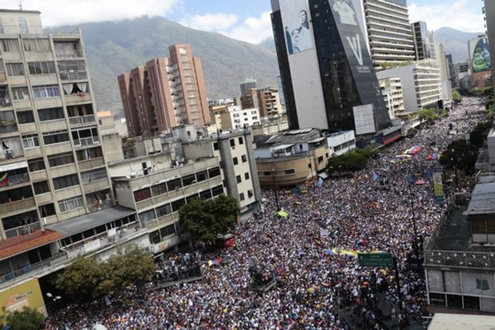 Massendemonstration in der venezolanischen Hauptstadt Caracas gegen die Regierung von Präsident Maduro.