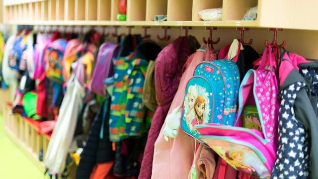 Kinderjacken und Rucksäcke hängen in einer Kindertagesstätte. Kinderjacken und Rucksäcke hängen in einer Kindertagesstätte.