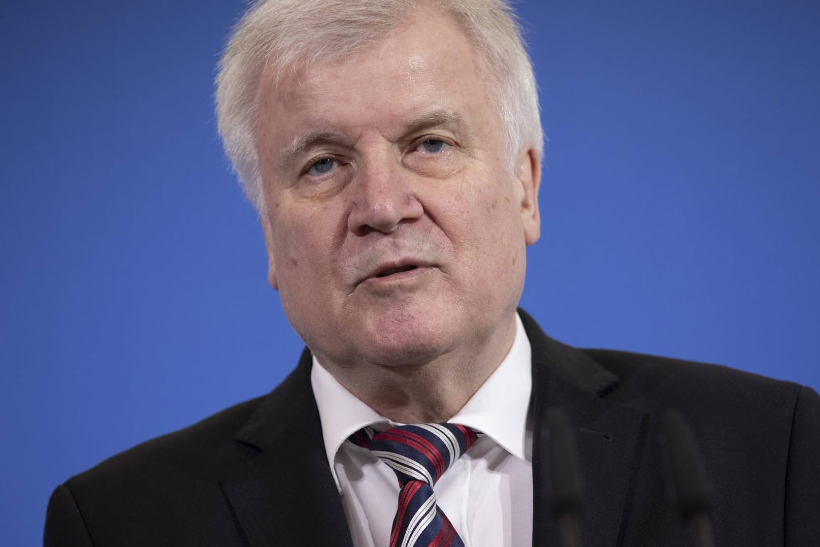 Horst Seehofer: Der Bundesinnenminister verbietet Verlagsbetriebe der kurdischen PKK. Die Arbeiterpartei ist in Deutschland verboten.