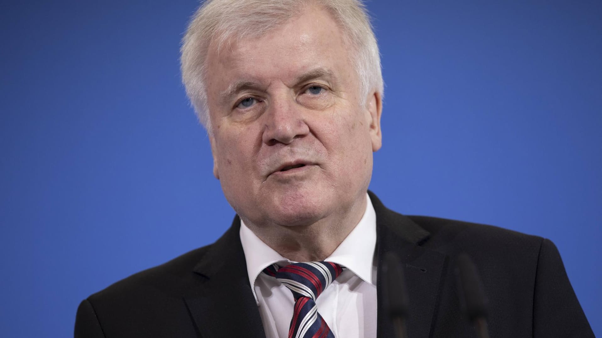 Horst Seehofer: Der Bundesinnenminister verbietet Verlagsbetriebe der kurdischen PKK. Die Arbeiterpartei ist in Deutschland verboten. Horst Seehofer: Der Bundesinnenminister verbietet Verlagsbetriebe der kurdischen PKK. Die Arbeiterpartei ist in Deutschland verboten.