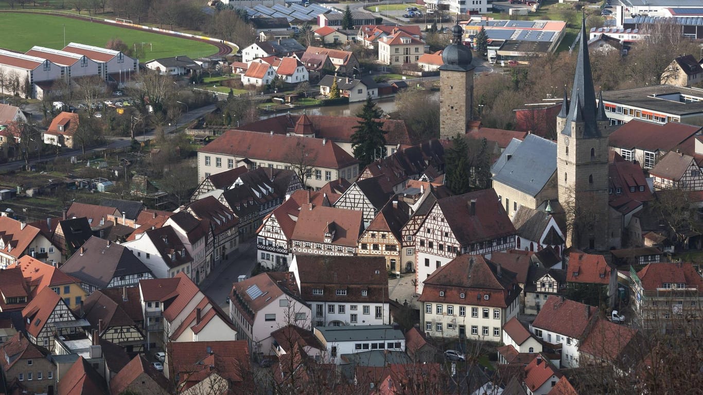 Ausblick auf den Marktplatz von Zeil am Main: Bevor es zu der Vergewaltigung kam, hatte der 25-Jährige das Kind auf der Straße angesprochen. (Archivbild)