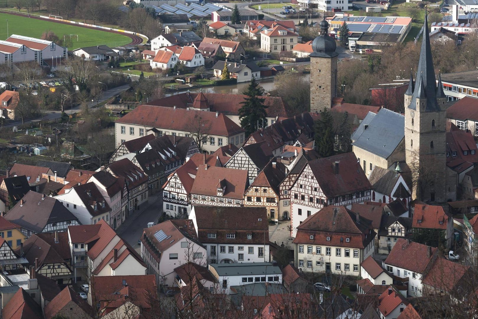 Ausblick auf den Marktplatz von Zeil am Main: Bevor es zu der Vergewaltigung kam, hatte der 25-Jährige das Kind auf der Straße angesprochen. (Archivbild)