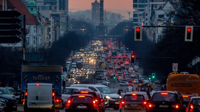 Der morgendliche Berufsverkehr fließt über den Kaiserdamm. Der morgendliche Berufsverkehr fließt über den Kaiserdamm.