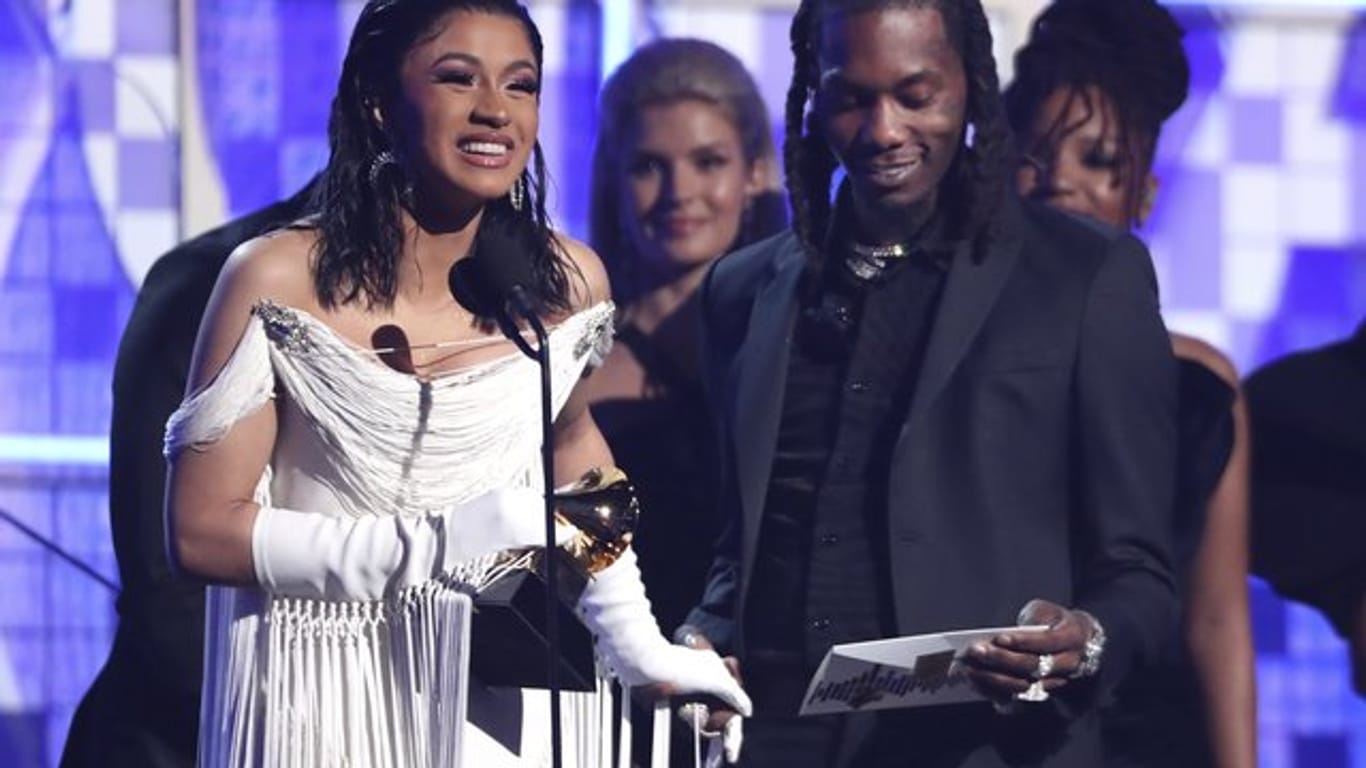 Cardi B hat den Grammy für das beste Rap-Album bekommen, neben ihr steht Offset.