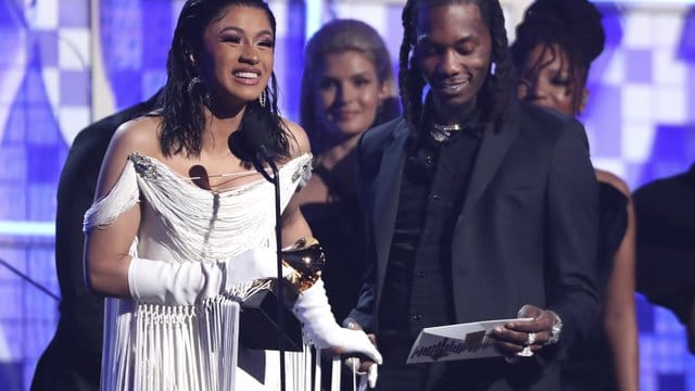 Cardi B hat den Grammy für das beste Rap-Album bekommen, neben ihr steht Offset. Cardi B hat den Grammy für das beste Rap-Album bekommen, neben ihr steht Offset.