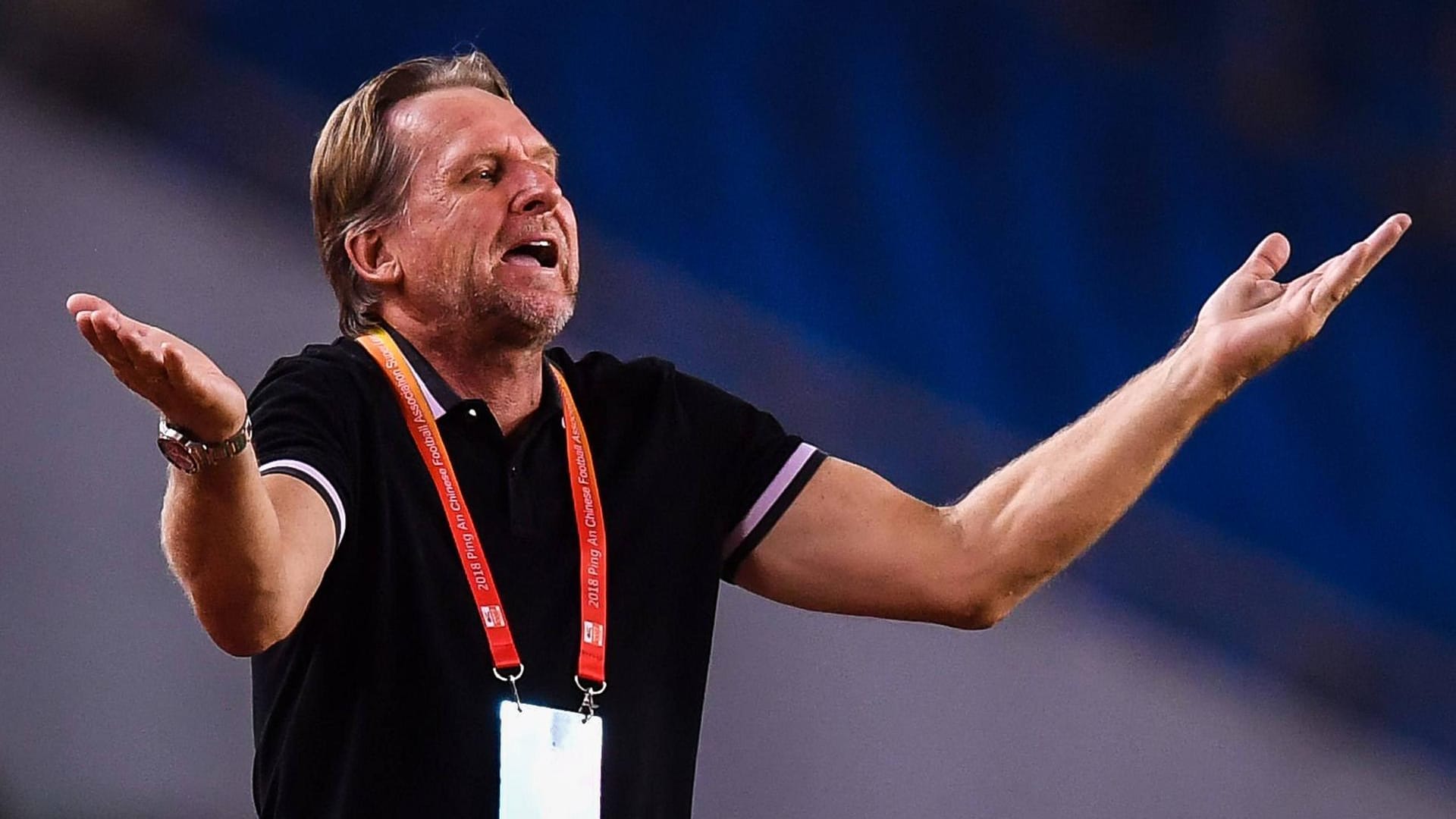 Bernd Schuster gestikuliert: Der Coach will gegen seine Entlassung bei Dalian Yifang vorgehen.