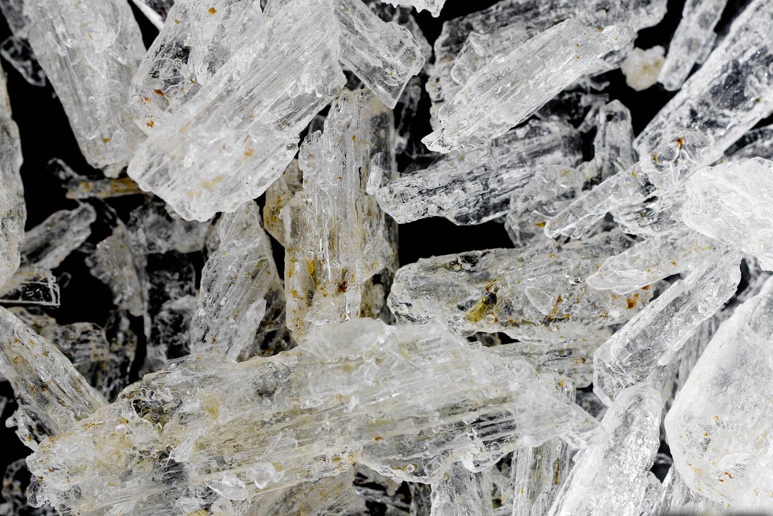Eine Nahaufnahme von Crystal Meth: Bei einer Röntgen-Untersuchung konnten die Ermittler die Drogenpäckchen in dem Magen erkennen. (Symbolbild)
