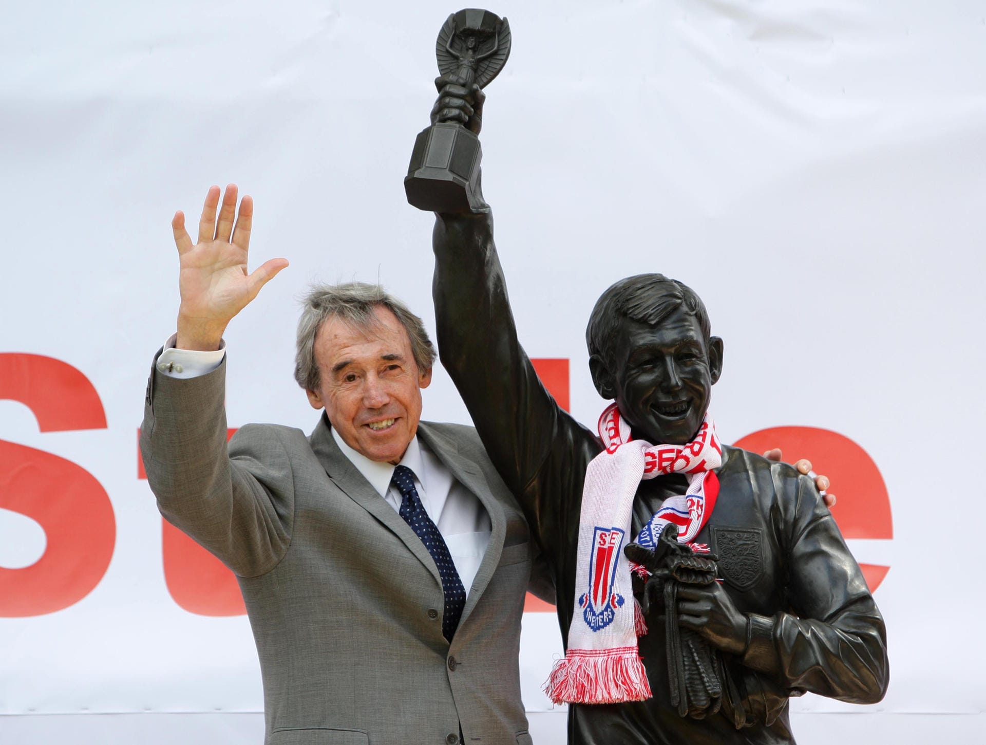 12. Februar: Der englische Torhüter Gordon Banks stirbt mit 81 Jahren. Banks gewann 1966 mit England den WM-Titel gegen Deutschland. Der 73-malige Nationalspieler war über Nacht friedlich eingeschlafen.