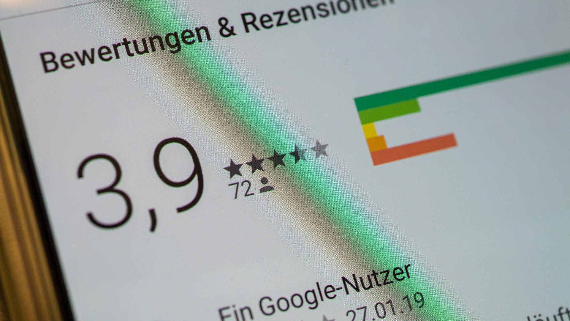 Ein Ausschnitt einer App-Rezension: Den entscheidenden Hinweis, ob eine App seriös ist oder nicht, können oft schon die Bewertungen im Play Store geben.