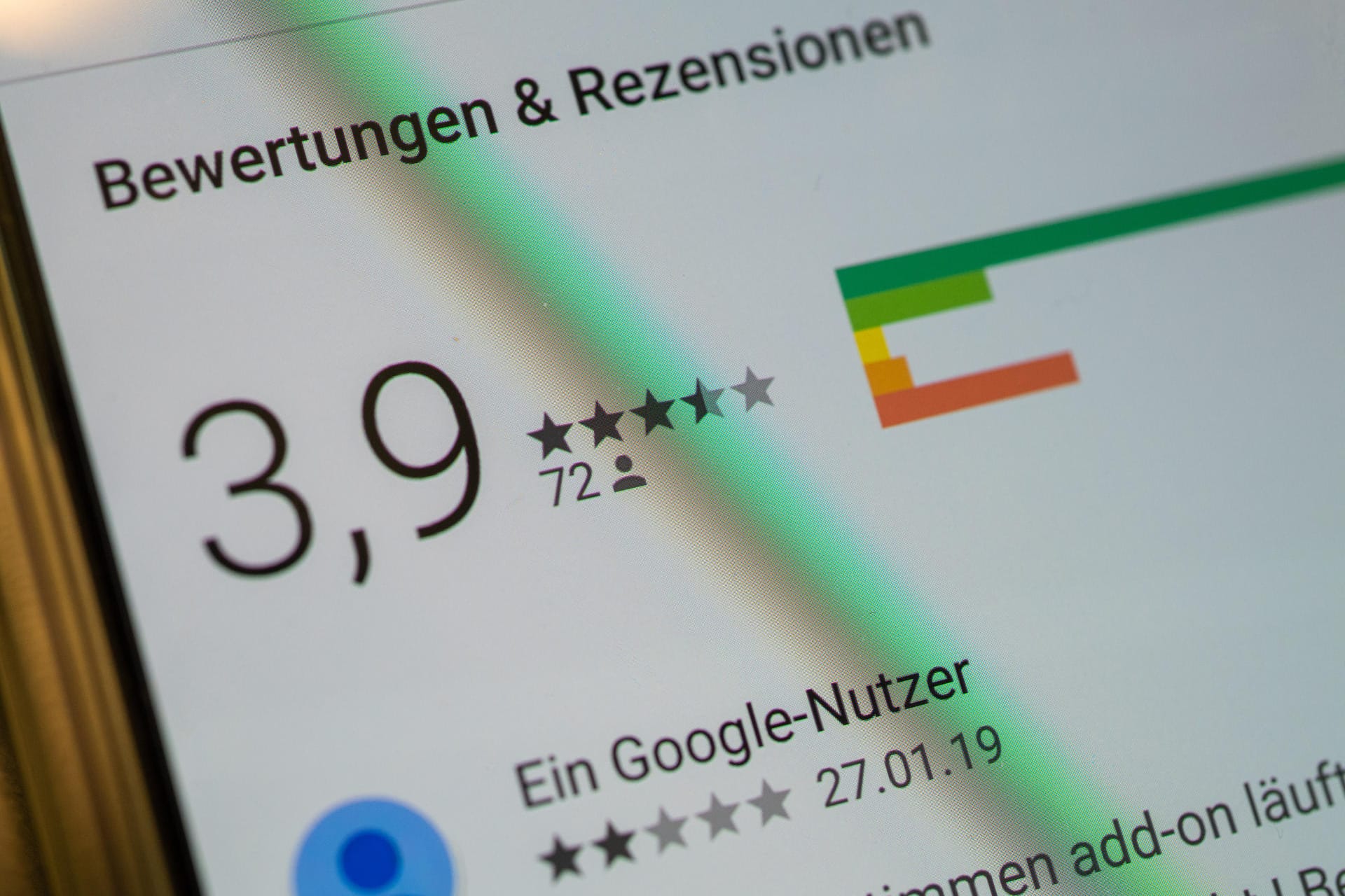 Ein Ausschnitt einer App-Rezension: Den entscheidenden Hinweis, ob eine App seriös ist oder nicht, können oft schon die Bewertungen im Play Store geben.