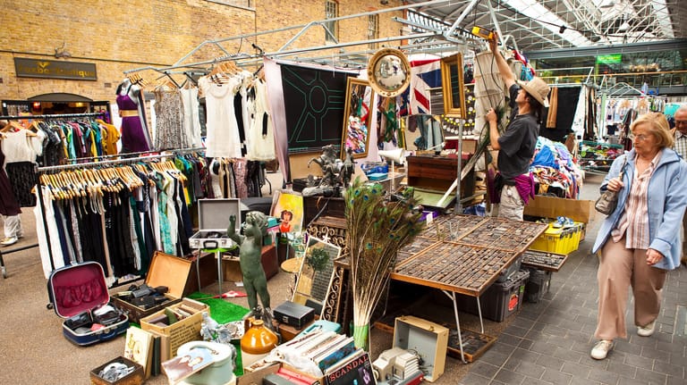 Stand am Spitalfields Market: Neben dem Old Spitalfields Market bieten junge Designer ihre Kreationen an.