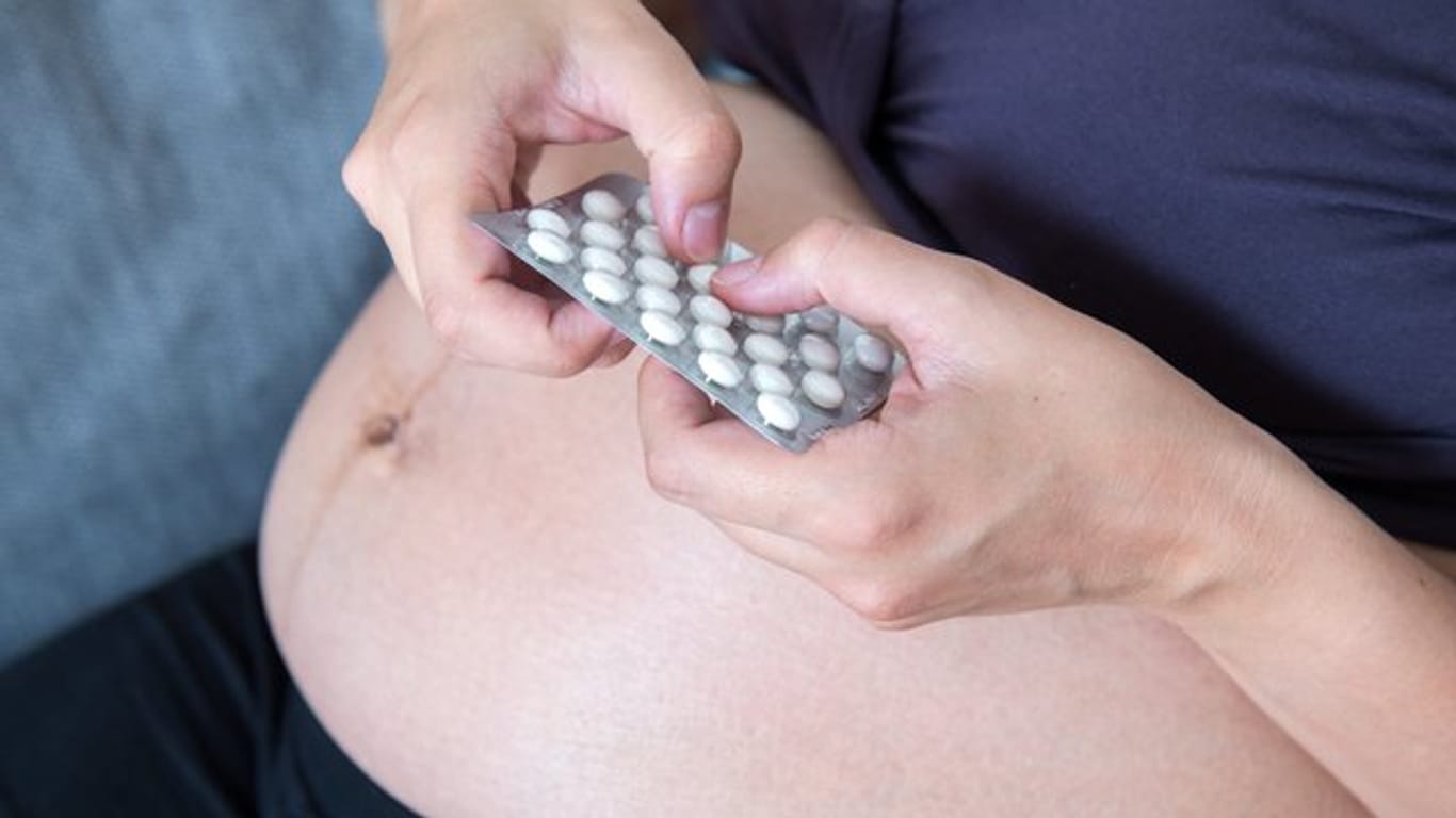 Erst den Arzt fragen: Tabletten sollten Schwangere nicht ohne weiteres nehmen - auch nicht gegen Heuschnupfen.