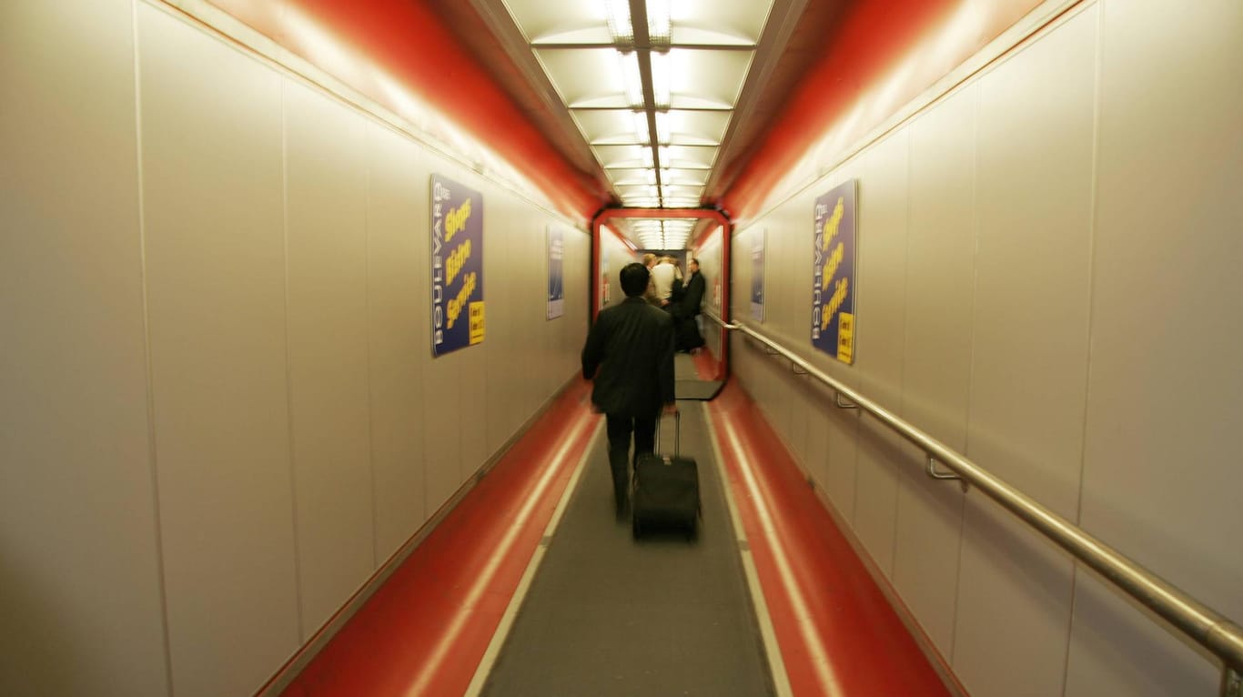 Der Gang eines Tunnels zum Flugzeug: Jetzt untersuchen Behörden, ob der Flughafenbetreiber sich an alle Sicherheitsbestimmungen gehalten hat. (Symbolbild)