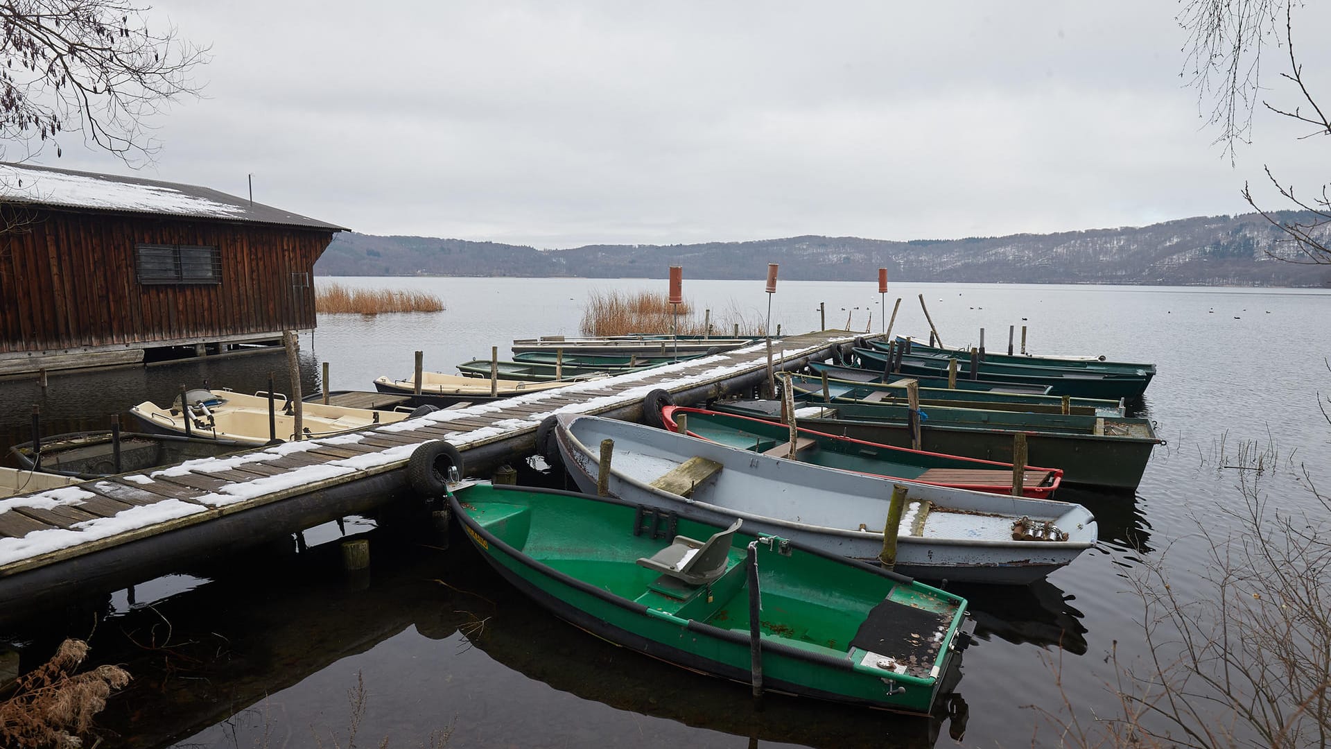 Boote dümpeln an einem Anlegesteg am Laacher See in der Eifel: In der Region gibt es tektonische Aktivitäten und unter dem See liegt ein Vulkan.