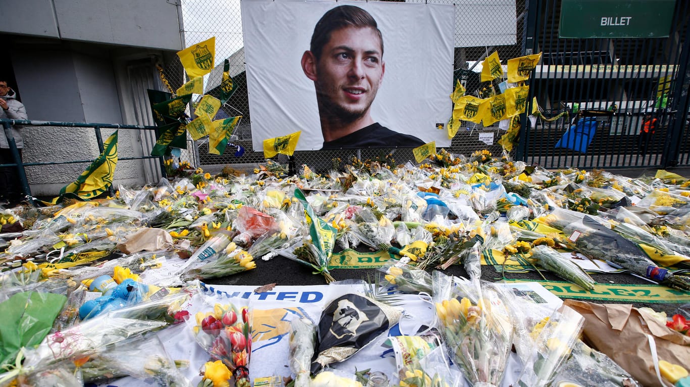 Trauernde legten am "Stade de la Beaujoire" in Nantes in Gedenken an den verstorbenen Emiliano Sala Blumen nieder.