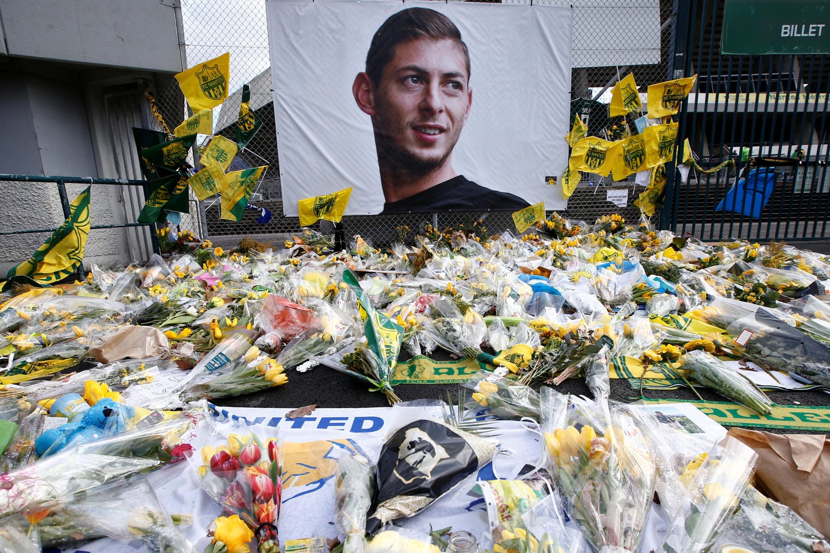 Trauernde legten am "Stade de la Beaujoire" in Nantes in Gedenken an den verstorbenen Emiliano Sala Blumen nieder.