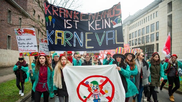 "Krankenhaus ist kein Karneval": Mitarbeiter der Unikliniken demonstrieren in Düsseldorf. "Krankenhaus ist kein Karneval": Mitarbeiter der Unikliniken demonstrieren in Düsseldorf.